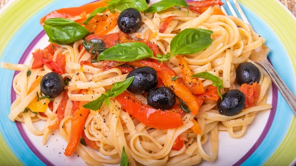 Klassisch Italienische Pasta Mit Gemüse Linguine Mit Paprika Tomaten Und — Stockfoto