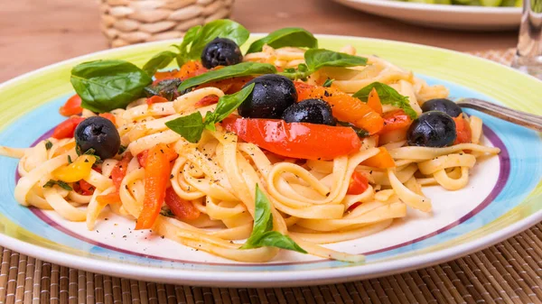 Klassisch Italienische Pasta Mit Gemüse Linguine Mit Paprika Tomaten Und — Stockfoto