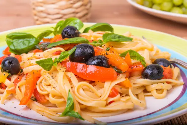 Klassisch Italienische Pasta Mit Gemüse Linguine Mit Paprika Tomaten Und — Stockfoto