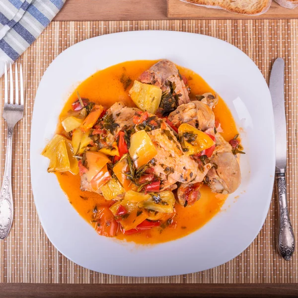 Pollo Con Peperoni Piatto Tovagliolo Con Posate Ricetta Italiana Classica — Foto Stock