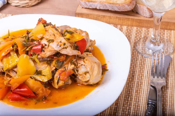 Italienischer Hühnereintopf Huhn Mit Paprika Einem Teller Auf Serviette Mit — Stockfoto