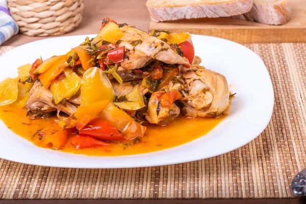 Italienischer Hühnereintopf Huhn Mit Paprika Einem Teller Auf Serviette Mit — Stockfoto