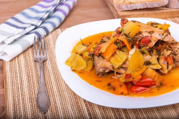 Huhn Mit Paprika Einem Teller Auf Serviette Mit Besteck Klassisches — Stockfoto