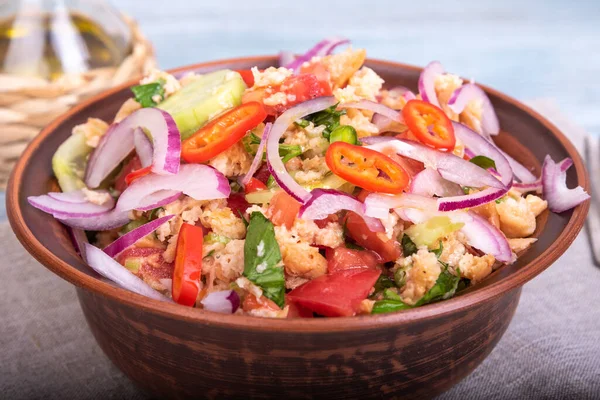 Italienischer Toskanischer Vegetarischer Panzanella Salat Gemischtes Brot Tomaten Und Gemüsesalat — Stockfoto