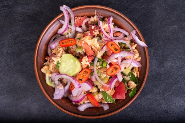 İtalyan Toskana vejetaryen panzanella salatası, karışık ekmek, domates ve sebze salatası siyah taş bir yüzey üzerinde, üst manzara, yakın çekim