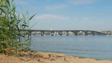 Saratov ve Engels arasındaki Volga köprüsünün görüntüsü