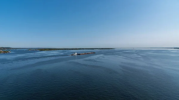 Kum Yelkenli Büyük Bir Mavna Geniş Volga Nehri Boyunca Sahil — Stok fotoğraf