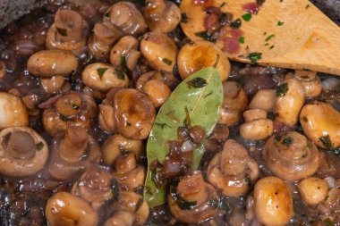 Kızartma tavasında sarımsaklı ve soğanlı vegan mantarlı güveç - sarımsaklı mantar, Fransız mutfağı.