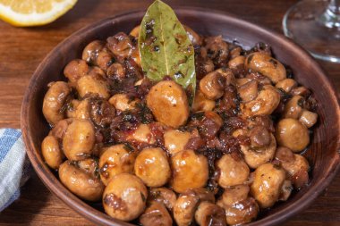 Sarımsaklı vejetaryen mantarlı güveç, yakın plan sarımsaklı. Mantarlar sarımsaklı, Fransız mutfağı..