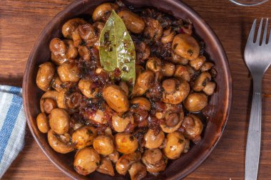 Arka planda sarımsaklı vejetaryen mantarlı güveç, yakın plan, sarımsaklı mantar, Fransız mutfağı..