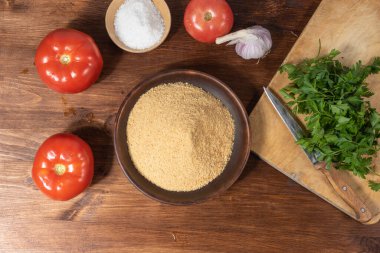 Provencal domates. Ahşap bir masada yemek pişirmek için malzemeler.