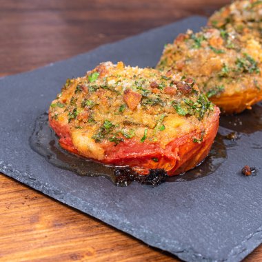 Provencal domatesler, ekmek kırıntıları ve otlarla pişirilmiş domates parçaları.