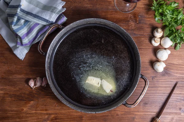 ビーガンニンニクキノコのフリカシーを調理 溶かしたバターと材料でフライパンをフライパン シャンパン ニンニクとパセリ フランス料理 — ストック写真