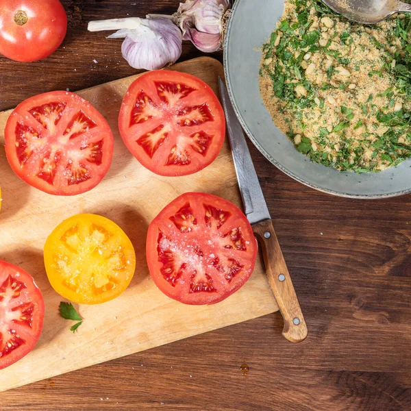 Tomates Provenzales Cortar Por Mitad Los Tomates Los Ingredientes Para — Foto de Stock