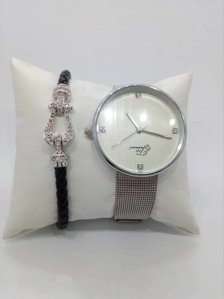 Hermoso Reloj Con Fondo Madera — Foto de Stock