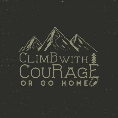 Klasik etiket tasarımına tırmanıyorum. Dağlı el yapımı rozet, tırmanma teçhizatı ve tipografi elementleri. Açık havada macera tişörtü, logoti. Vektör illüstrasyonu