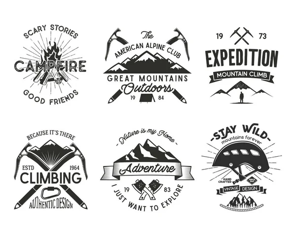 Insígnias de montanhismo vintage definidas. Logotipo de escalada, emblemas vetoriais vintage. Equipamento de alpinismo de escalada - capacete, mosquetão, fogueira. Retro t-shirt design. Ilustração de estilo antigo. Efeito tipográfico —  Vetores de Stock