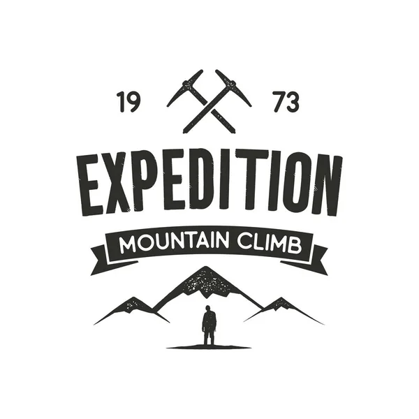 Etiqueta de expedição de montanha com símbolos de escalada e design de tipo - escalada de montanha. Estilo tipografia vintage. Emblema de atividade ao ar livre para t-shirt, caneca, impressão de roupas. Vetor isolado em branco — Vetor de Stock