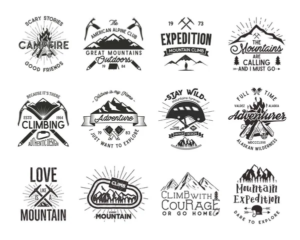 Emblemas de montanhismo vintage. Logotipo de escalada, emblemas vetoriais vintage. Equipamento de alpinismo de escalada - capacete, mosquetão, fogueira. Retro t-shirt design. Ilustração de estilo antigo. Efeito Letterpress. Conjunto completo —  Vetores de Stock