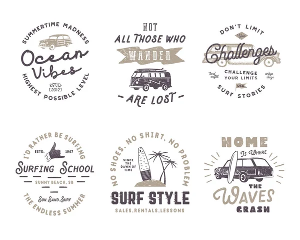 Set Grafiche Emblemi Vintage Web Design Stampa Logotipi Dei Surfisti — Vettoriale Stock