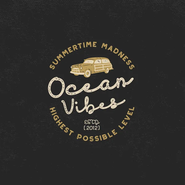Étiquette Vintage Dessinée Main Panneau Ocean Vibes Avec Ancienne Voiture — Image vectorielle