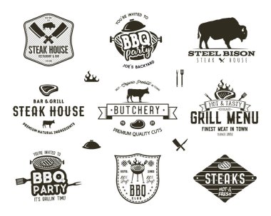 Klasik et lokantası seti, barbekü partisi, barbekü rozetleri, etiketler. Retro tipografi el çizimi tarzı. Harf baskı efektli kasap logosu tasarımı. Beyaz arkaplanda izole edilmiş vektör illüstrasyonu.