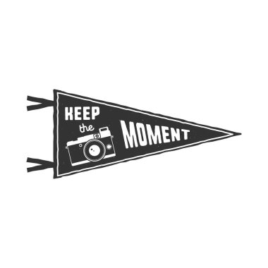 O anın tadını çıkar. Retro monokrom tarzı bayrak kolyesi tasarımı. Tişörtlerde, kupalarda ve diğer marka kimliklerinde parmak izi aranıyor. Stok vektör illüstrasyonu.