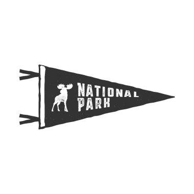 Klasik el yapımı flamalı şablon. Kamp tabelası. Retro desenli, harf baskı efekti. Açık hava macera tarzı. Vektör beyaz arkaplanda izole edildi. Ulusal park işareti ve geyik.