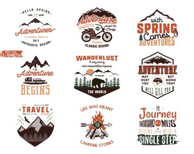 Klasik macera tişörtleri dizaynı. El yapımı seyahat etiketleri. Dağ kaşifi, gezgin şehveti, keşif amblemleri, geçmişe dönük alıntılar. Beyaz arka planda izole edilmiş. Vektör illüstrasyonu..