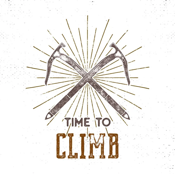 Klasik macera etiketi. Tipografi rozeti şablonuna tırmanma zamanı. Tişört, parmak izi ve kupalar için iyi. Kamp sembolleri ve elementler dahil. Beyazı izole et. Vektör yaması