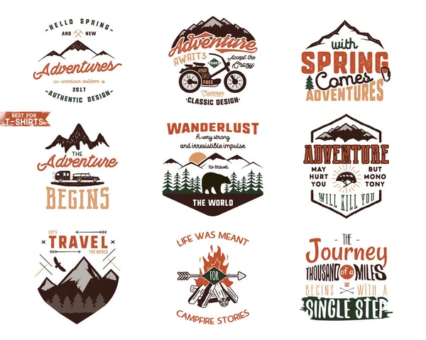 Klasik macera tişörtleri dizaynı. El yapımı seyahat etiketleri. Dağ kaşifi, gezgin şehveti, keşif amblemleri, geçmişe dönük alıntılar. Beyaz arka planda izole edilmiş. Vektör illüstrasyonu..