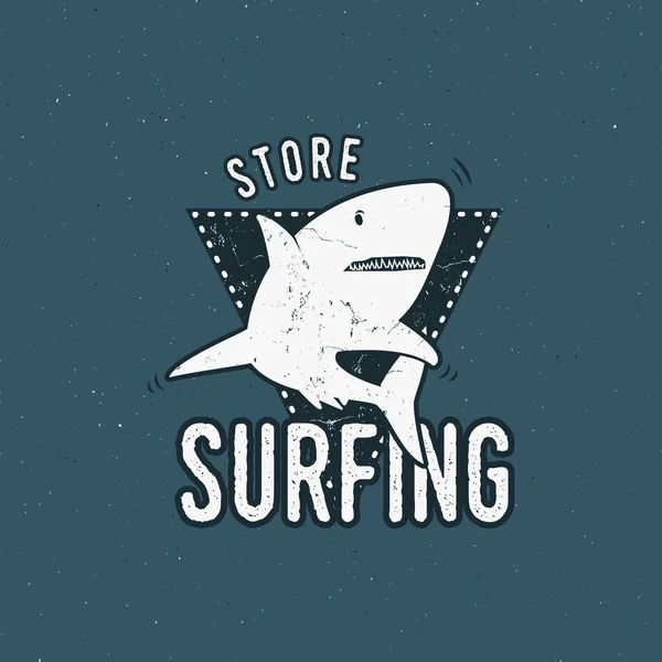 Surf Loja Emblema Design Tubarão Escudo Triangular Estilo Áspero Retro — Vetor de Stock