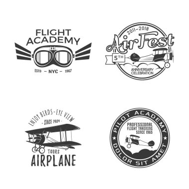 Eski el çizilmiş sinek pulları. Seyahat ya da iş uçağı turu amblemleri. Uçak logosu tasarımları. Retro hava kartı. Pilot okul logoları. Uçak tişörtü tasarımı, parmak izleri. Stok vektör yamaları izole edildi.
