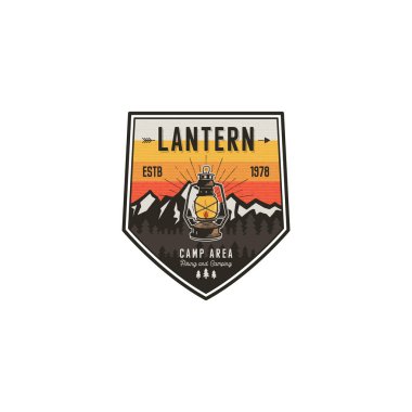 Kamp ve yürüyüş rozeti. Dağ kaşifi etiketi. Fenerli açık hava macera logosu tasarımı. Seyahat ve hipster klasik rozet. Vahşi doğa kamp amblemi. Yürüyüş, sırt çantası. Stok vektörü.