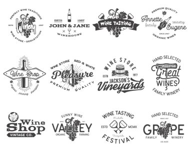 Şarap siyah logoları, etiketler hazır. Şaraphane, şarap dükkanı, üzüm bağları koleksiyonu. Retro içecek sembolü. Typographic tasarım vektör çizimi. Beyaz arkaplanda izole edilmiş stok vektör amblemleri ve simgeleri