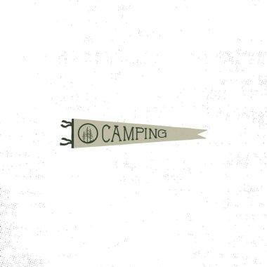 Kamp flaması şablonu. Antika El, geçmişe dönük renk tasarımında bir flama çizdi. Tişörtler, seyahat kupaları, sırt çantası ve diğer kimlikler için en iyisi. Hisse vektörü beyaz arkaplanda izole edildi