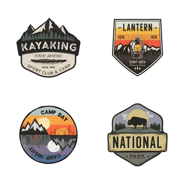 Klasik Yapımı Seyahat Logoları Yürüyüş Etiketleri Kavramları Dağ Keşif Rozeti — Stok Vektör