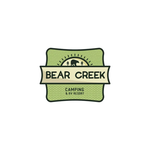 Emblema Viagem Desenhado Mão Vintage Conceito Etiqueta Acampamento Bear Creek —  Vetores de Stock