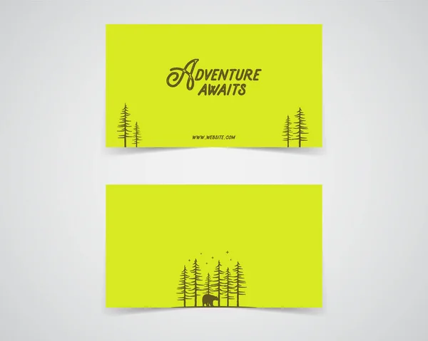 Plantilla Tarjeta Limpia Montaña Bosque Senderismo Concepto Aventura Con Árboles — Vector de stock