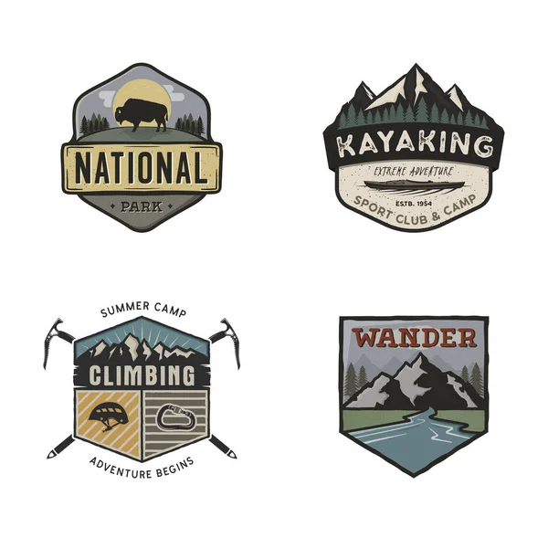Klasik Yapımı Seyahat Logoları Kamp Etiketleri Kavramları Dağ Keşif Rozeti — Stok Vektör