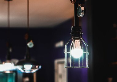 Lampade soffuse nel locale di sera
