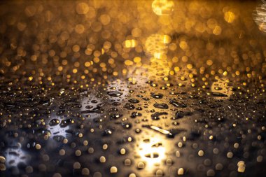 gece masada yağmur damlaları