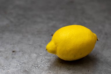 gri zemin üzerine limon