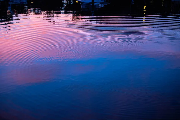 Weerspiegeling Van Avondrood Water — Stockfoto