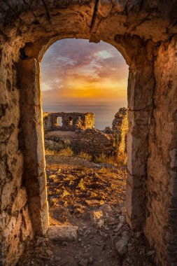 Himara, Himara, Arnavutluk 'un eski şatosundan günbatımının manzarası