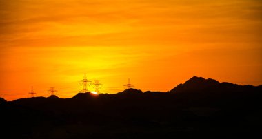 Saudiarabia 'da gündoğumları, dağlı güzel turuncu gökyüzü