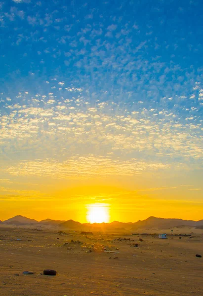 在美丽的蓝天和黄天的沙漠中日出 — 图库照片
