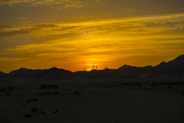 在Saudiarabia的日出 美丽的橙色天空与山 — 图库照片