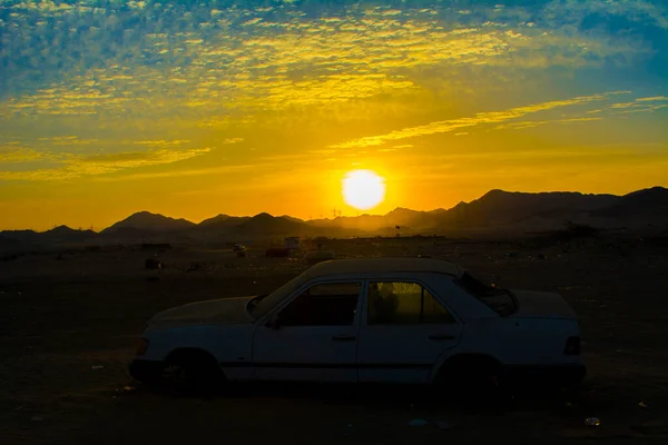 Wschód Słońca Pustyni Pięknym Błękitnym Żółtym Niebem — Zdjęcie stockowe