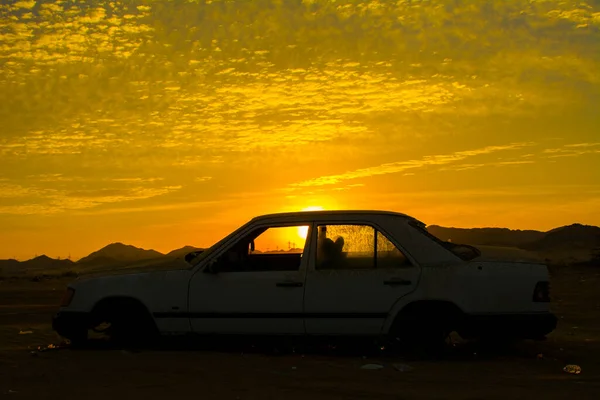 Восход Солнца Пустыне Красивым Желтым Небом — стоковое фото